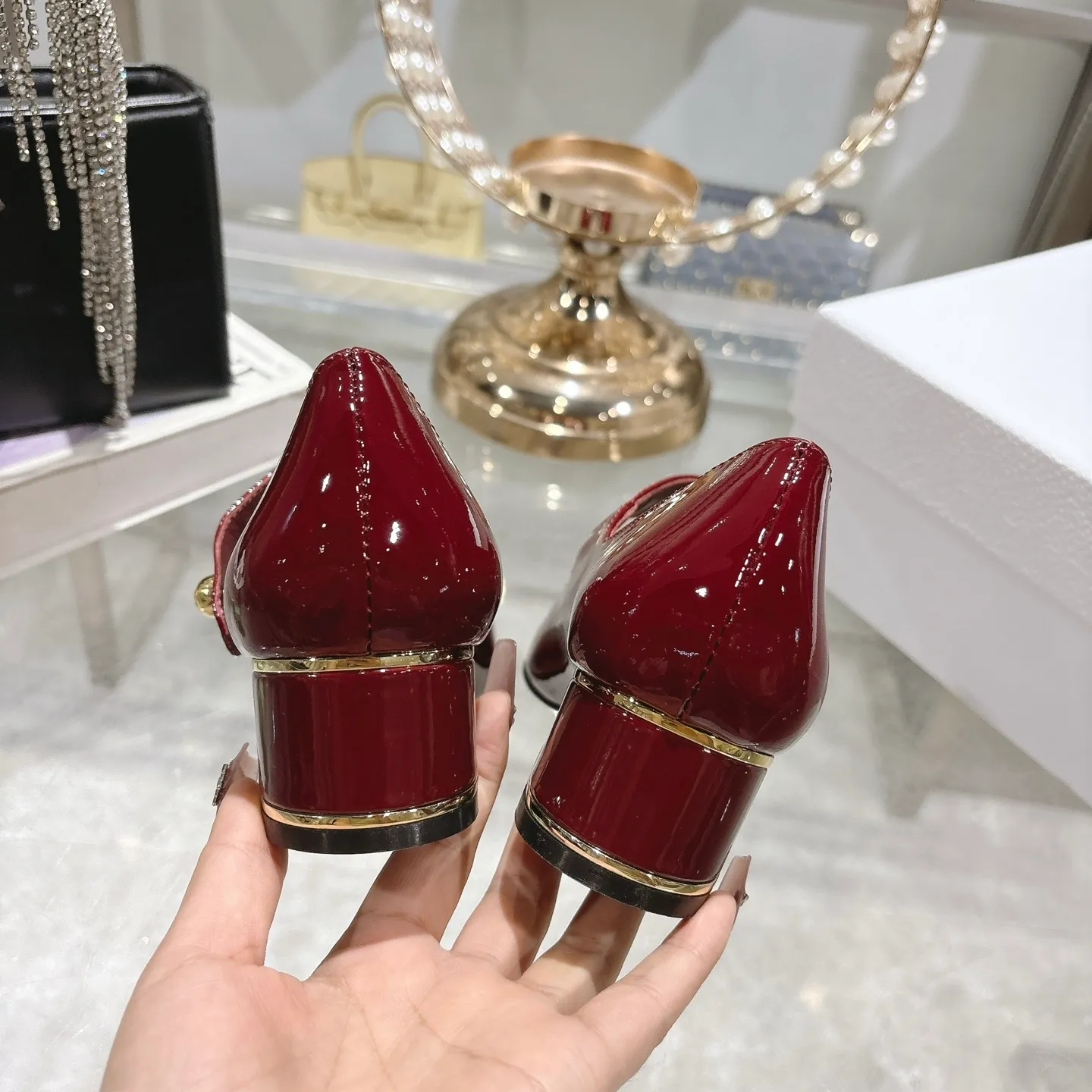 💕💕Factory direct selling price p560💕💕 💕25ss early spring new Dior Dior D-My hardware letter square toe high heels 👠This My Dior high heels are a new product in the 2025 spring and summer ready-to-wear series, showing exquisite elegance. Carefully crafted from cow leather, it is embellished with gold buckles and a metallic Christian Dior Paris logo, making it highly recognizable and highlighting Dior's extraordinary craftsmanship. Graphic style heels complement each other, making the fashionable design more elegant. Upper: cow patent leather. Inner foot pad: sheepskin. Sole: Italian genuine leather outsole. Heel height: 4cm 7.5cm. Size: 35-39 (34.40.41. Customized items are non-refundable)